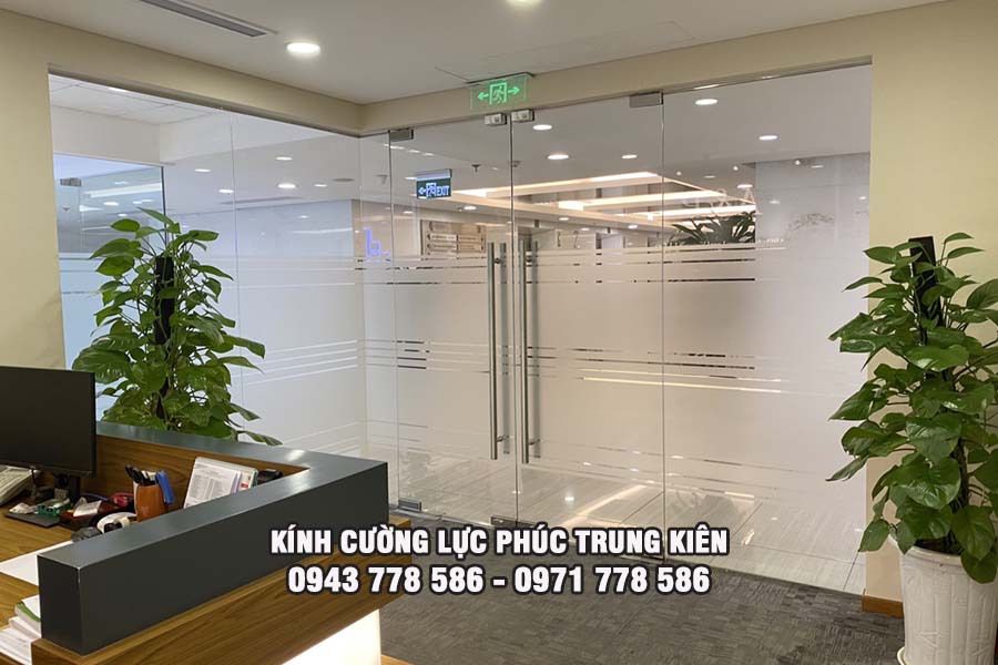 Kính cường lực có chống tia UV không? Hướng dẫn lựa chọn và ứng dụng hiệu quả
